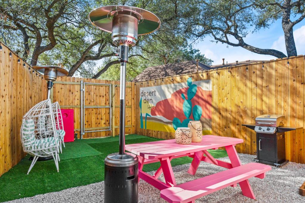 Park access! Bars & Restaurants close-by! Private