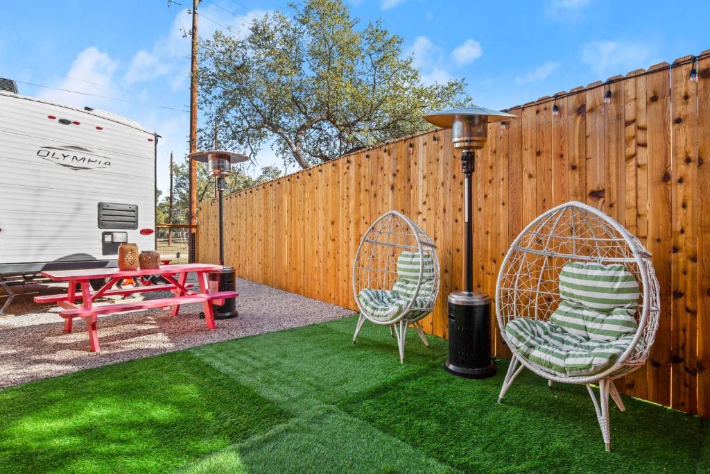 Park access! Bars & Restaurants close-by! Private photo 1