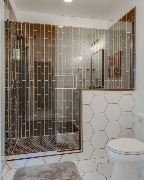 Luxury Downtown Nash/Roofdeck/11 Beds - Tap to explore photos