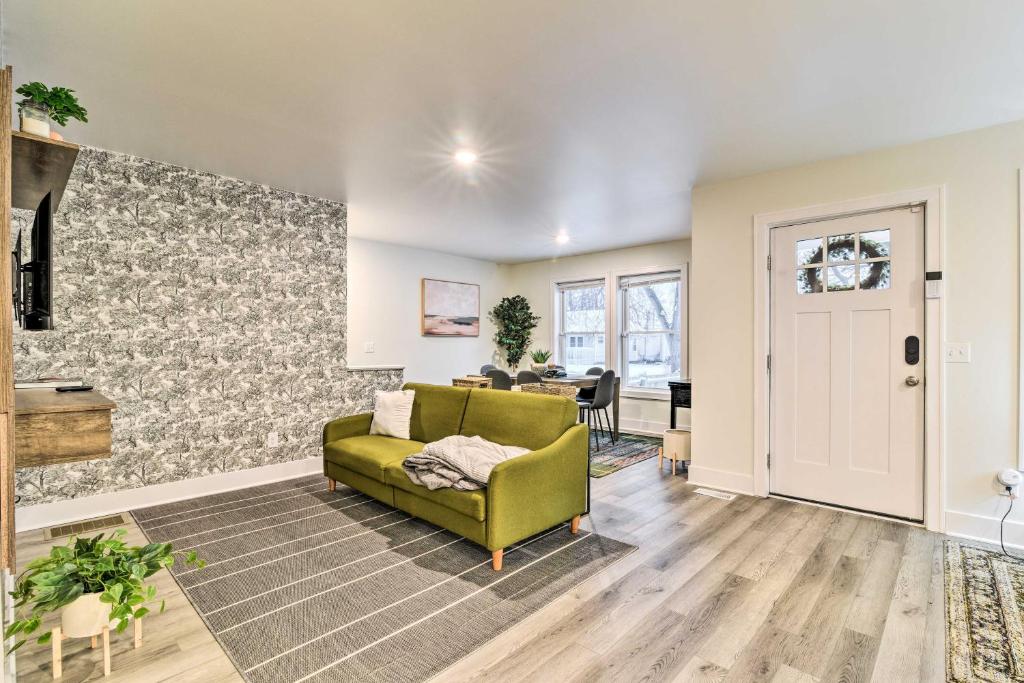 Stylish Retreat with Yard Less Than 5 Mi to MSU Campus photo 2