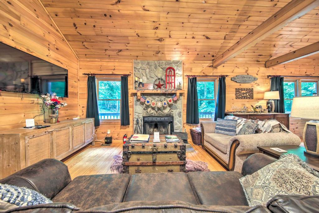 Cozy Cabin in Coosawattee River Resort! photo 2