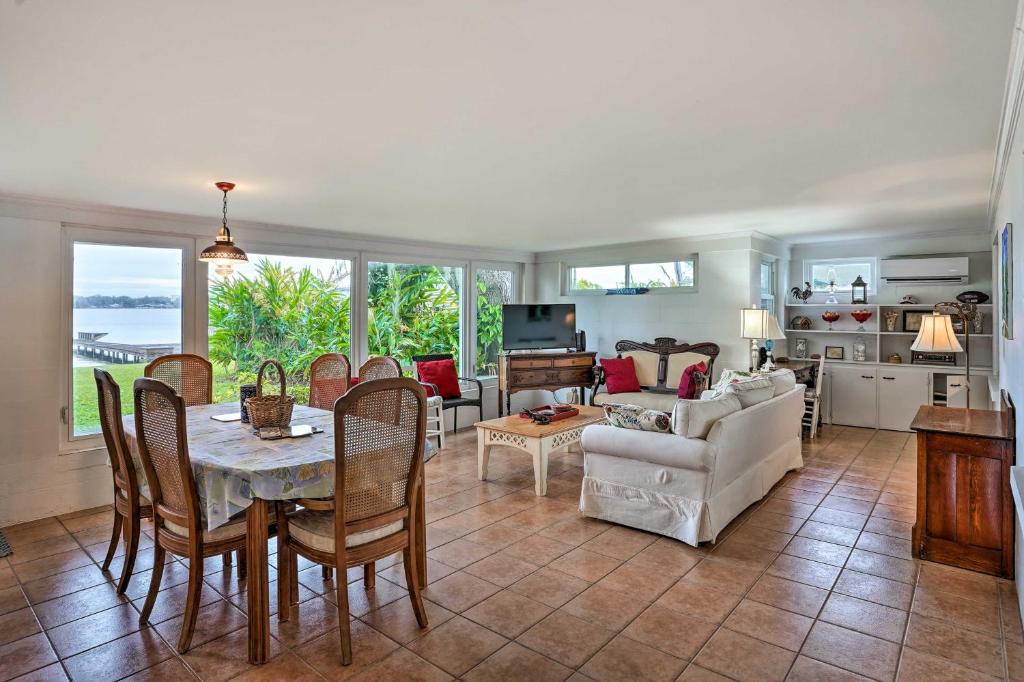 Waterfront Vacation Rental on Lake Mirror! photo 1