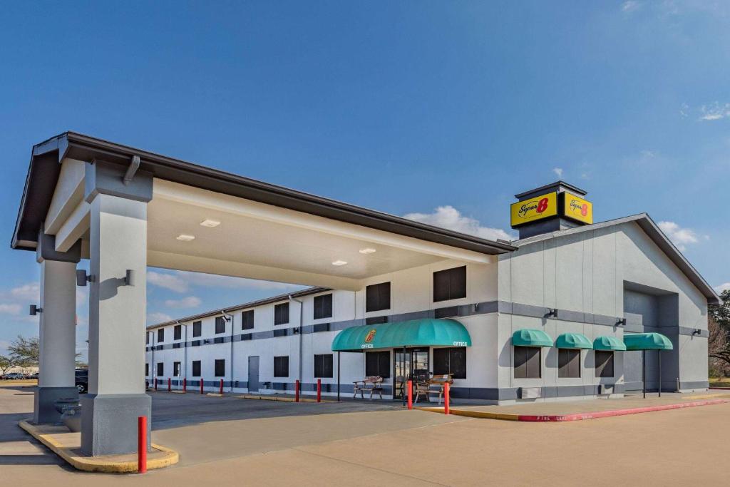Super 8 by Wyndham League City/Kemah Area image