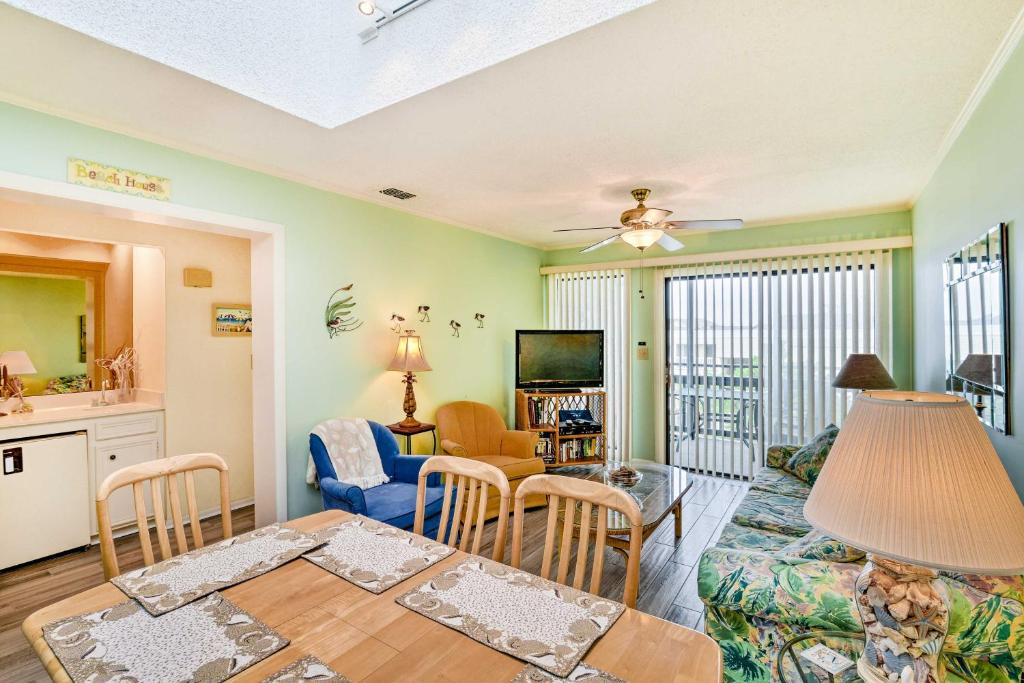 Myrtle Beach Getaway with Pool - Walk to Beach! photo 4