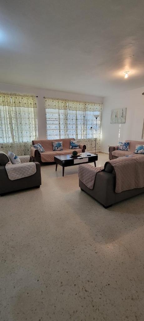 Tranquil Oasis Spacious 4-Bed 3-Bath Beach House photo 3