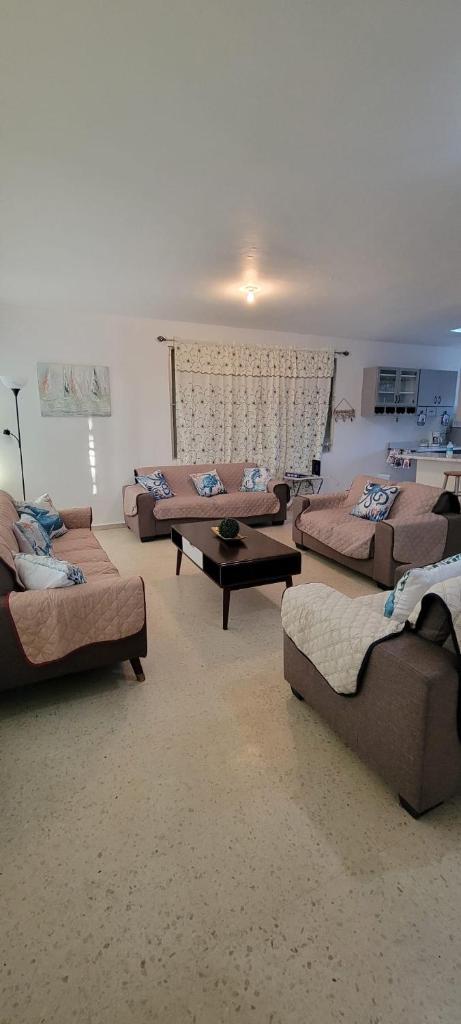 Tranquil Oasis Spacious 4-Bed 3-Bath Beach House photo 2