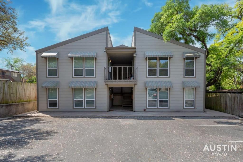 WFH in Relaxing Clarksville Townhome with Parking