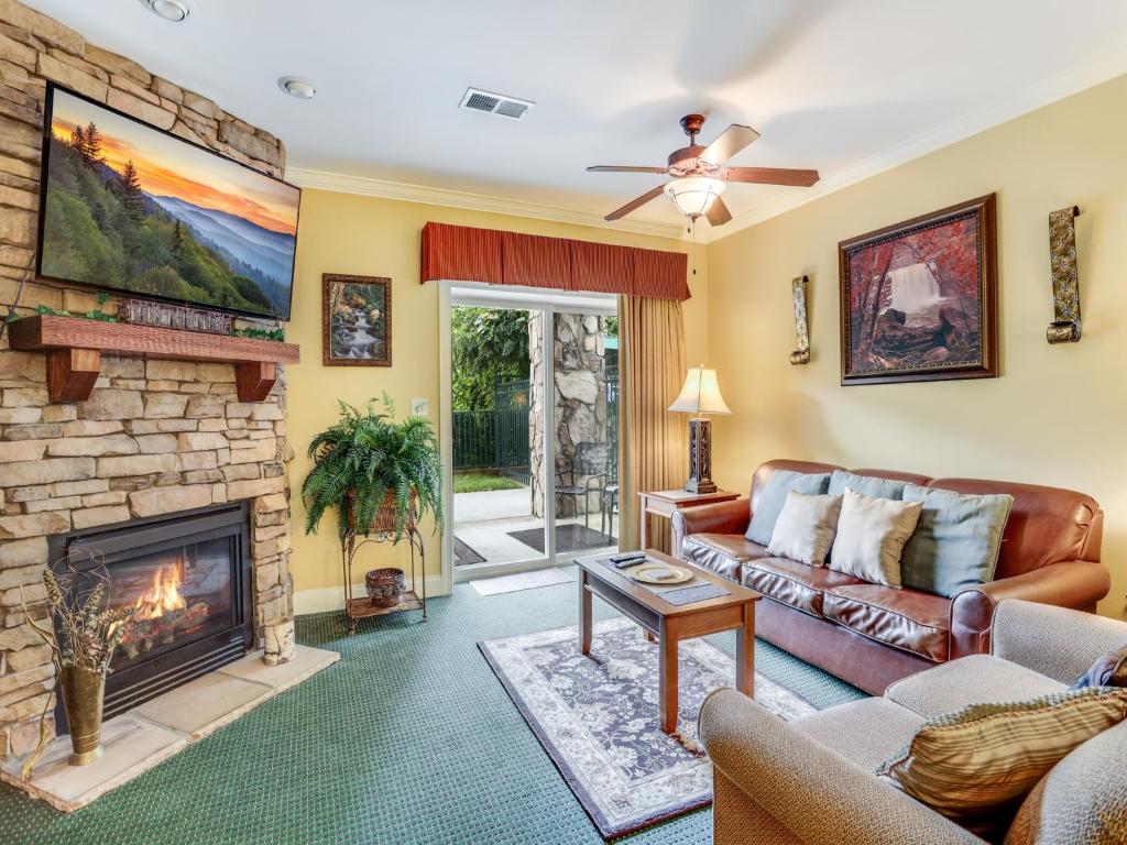 Downtown Delight, 2 Bedrooms, Pool, Hot Tub, Sleeps 6