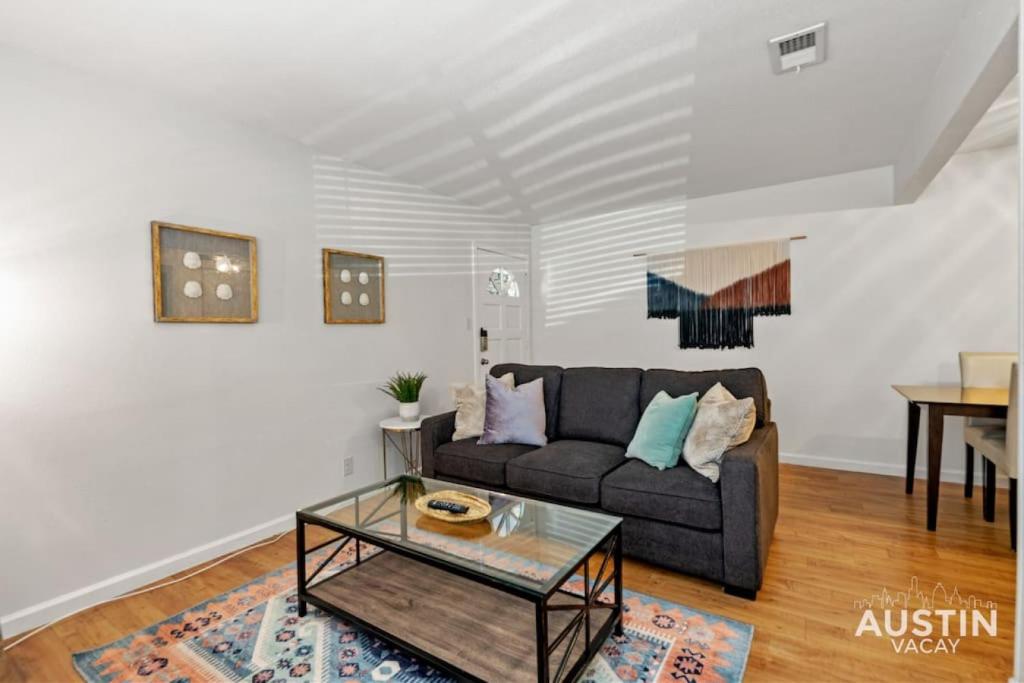 Nice Quiet Downtown Apt Pool Free Parking, Austin, Texas