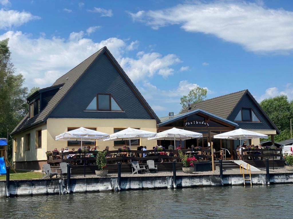 Ausflugsrestaurant & Pension Aalbude & Hausfloßvermietung am Kummerower See photo 2