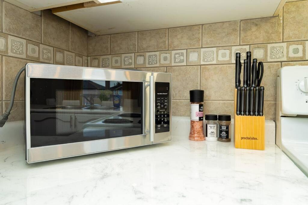 Stylish & Cozy - 4Bdrm House Fast WIFI, 2.5 Bath photo 2