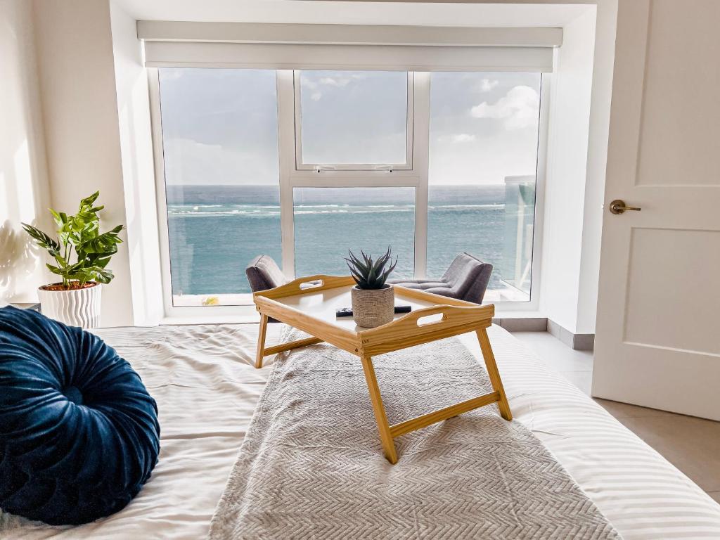 Upscaled And Modern Oceanfront Apartment photo 1