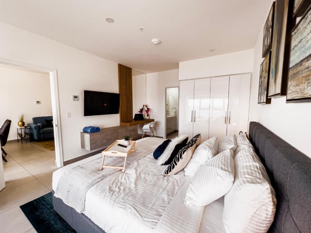Upscaled And Modern Oceanfront Apartment photo 4