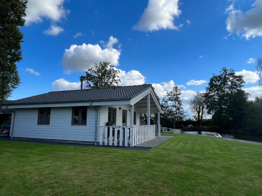 Welkom bij Mario, Een charmante Chalet gelegen aan een vijver in bosrijke omgeving waar je tot rust kan komen. photo 2