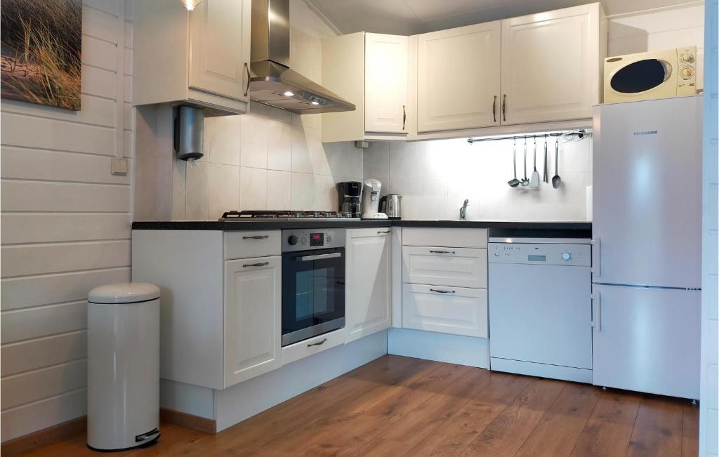 Stunning Home In Heinkenszand With Wifi, 2 Bedrooms And Outdoor Swimming Pool photo 2