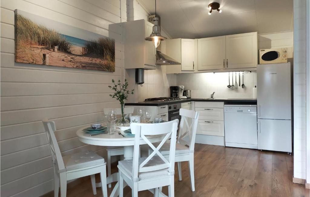 Stunning Home In Heinkenszand With Wifi, 2 Bedrooms And Outdoor Swimming Pool photo 3