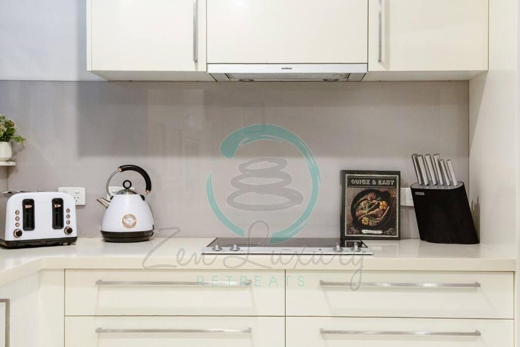 Zen Ocean Charm 3BR Luxury W/front Apt Pool + BBQ photo 4