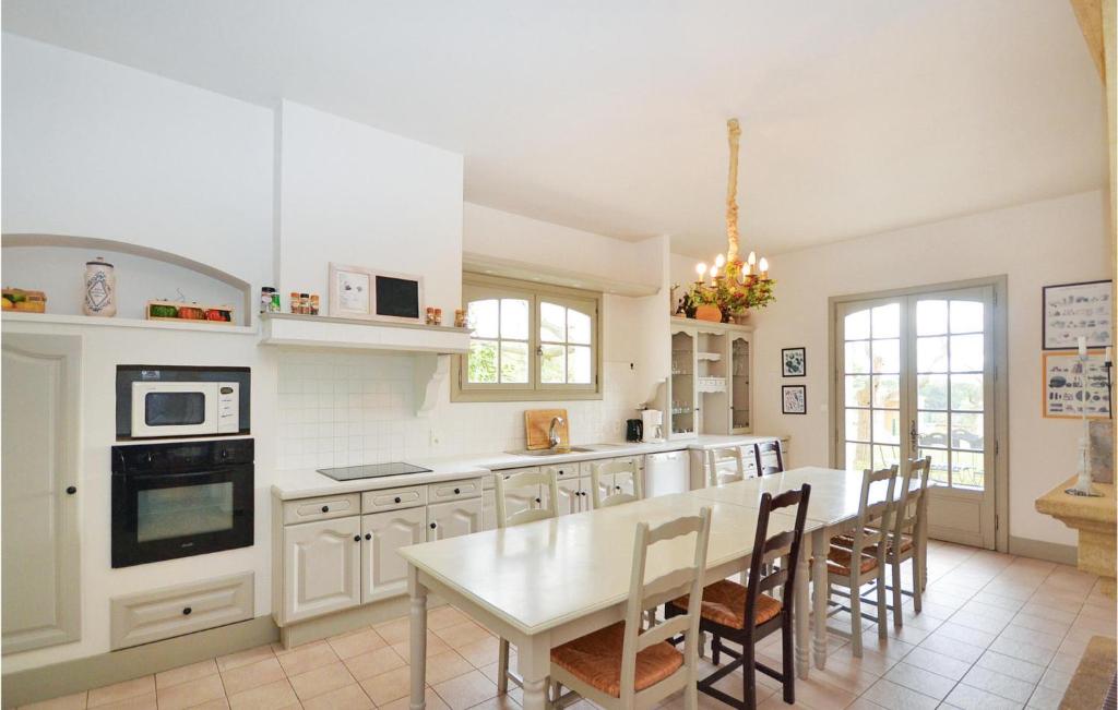 Awesome Home In Bziers With 7 Bedrooms, Private Swimming Pool And Swimming Pool photo 2
