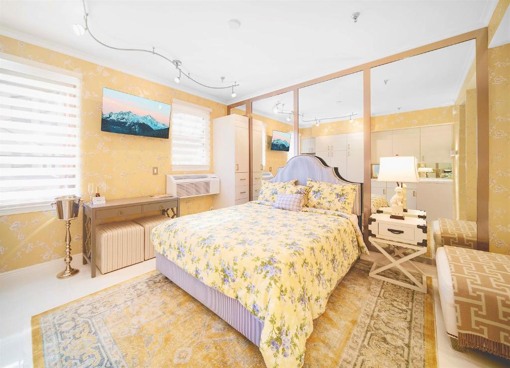 Renovated studio in the heart of Palm Beach with free valet parking