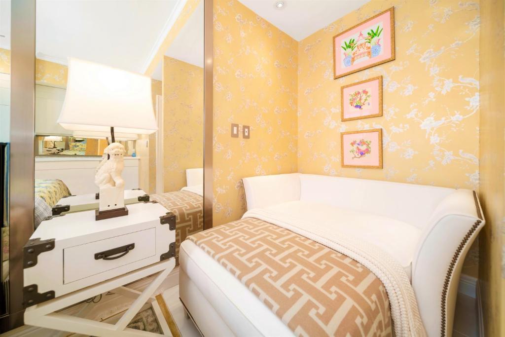 Renovated studio in the heart of Palm Beach with free valet parking photo 1