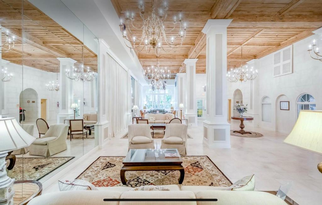 Renovated studio in the heart of Palm Beach with free valet parking photo 4