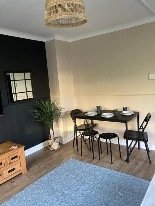 Budget friendly apartment with stairs Near Glasgow airport and Loch Lomond - Tap to explore photos