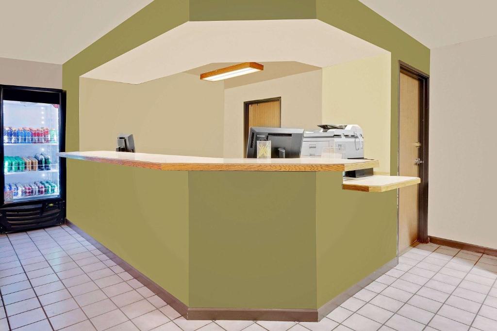 Super 8 by Wyndham Denver Central photo 2
