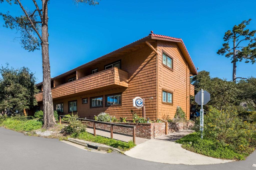 Clarion Collection Carmel Oaks Inn image