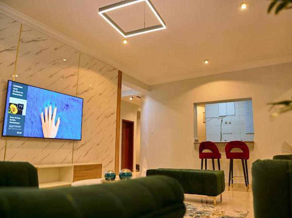 Stunning 3-Bed Apartment in osapa lekki photo 4