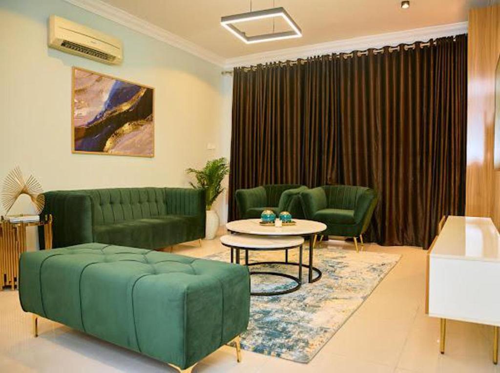 Stunning 3-Bed Apartment in osapa lekki photo 2