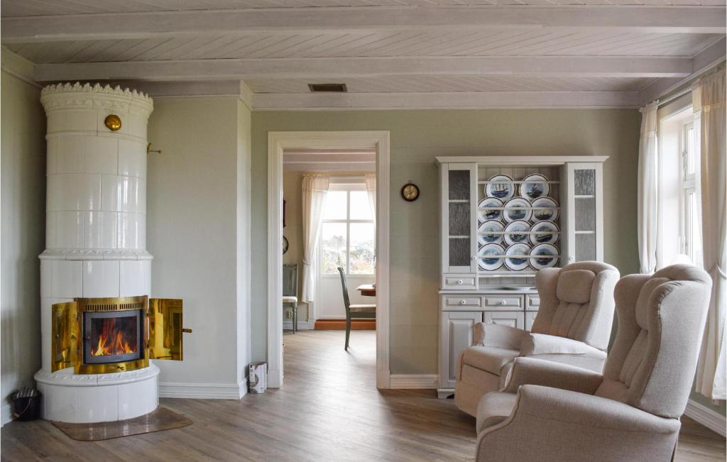 Beautiful Home In Bekkjarvik With Wifi And 4 Bedrooms photo 2