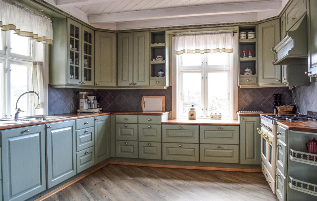 Beautiful Home In Bekkjarvik With Wifi And 4 Bedrooms photo 4
