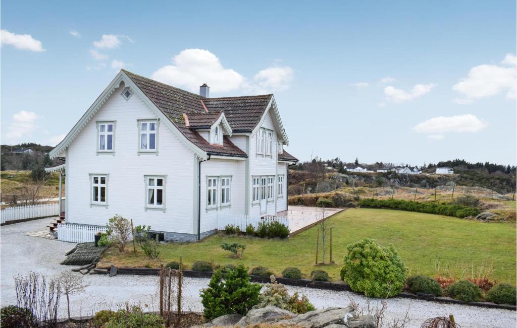 Beautiful Home In Bekkjarvik With Wifi And 4 Bedrooms