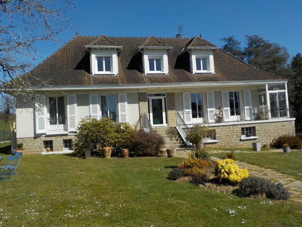 CHARMANT APPARTEMENT DANS MAISON DE CARACTERE
