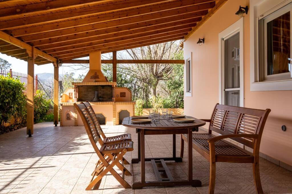 Phoceus Poolfront Grande Villa photo 4