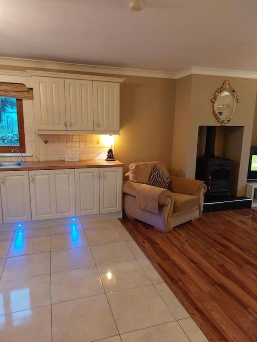 Luxurious Log Cabin with lay-z spa hot tub photo 1