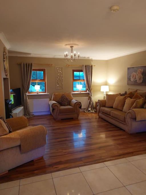 Luxurious Log Cabin with lay-z spa hot tub photo 3