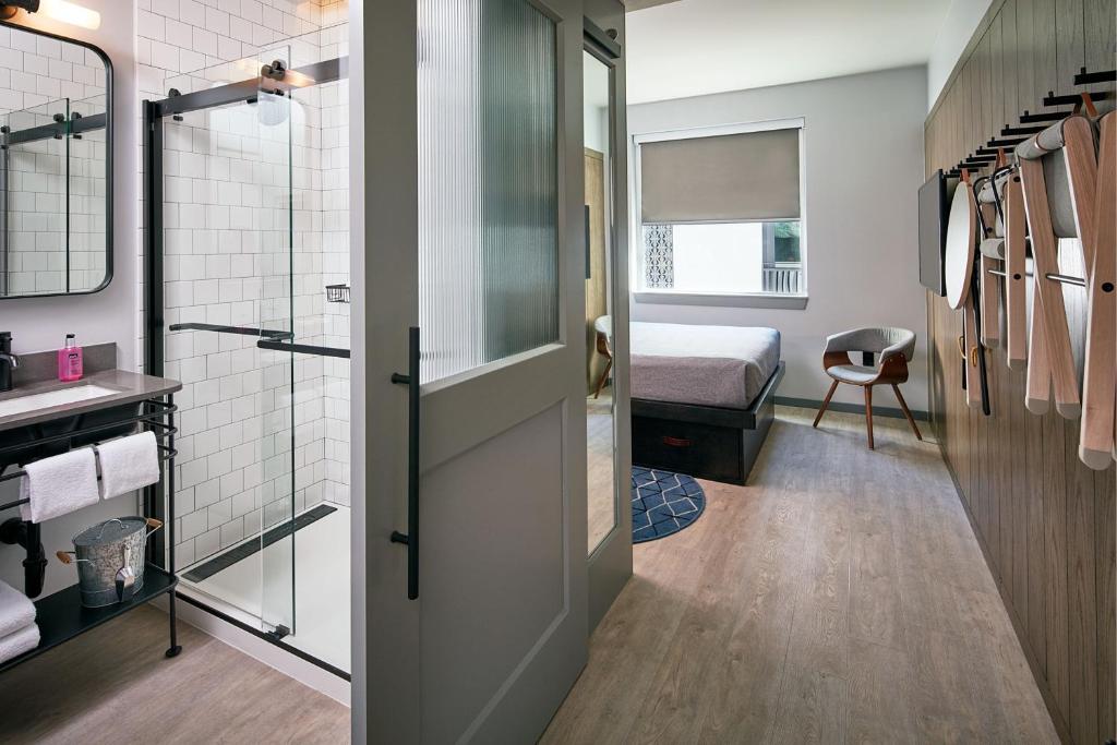 Moxy Denver Cherry Creek - Tap to explore photos