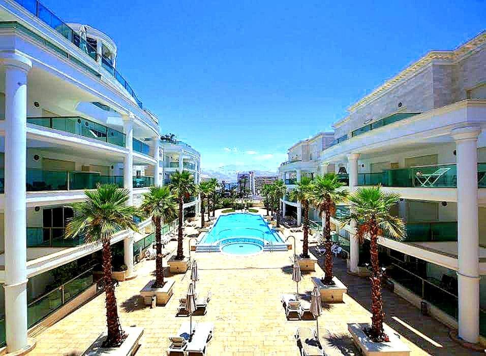 Milana's Deluxe with big patio and pool photo 2