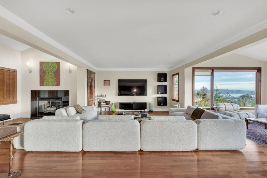 The West Vancouver Getaway Estate - 5 Bedrooms