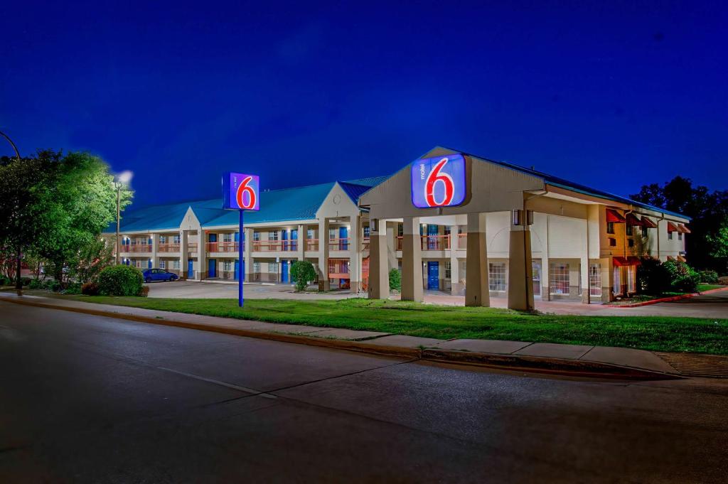 Motel 6 Arlington, TX image