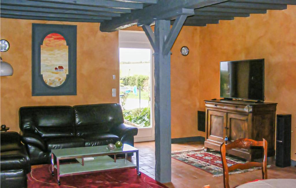 Stunning Home In La Souterraine With 4 Bedrooms, Wifi And Outdoor Swimming Pool photo 2