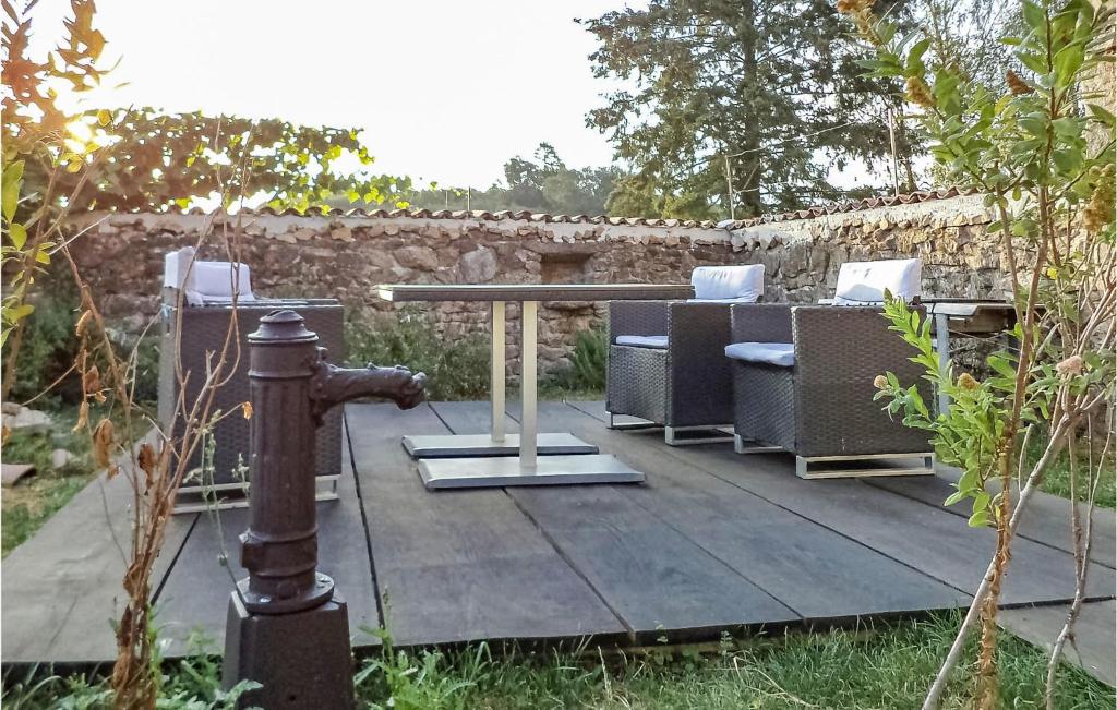 Stunning Home In La Souterraine With 4 Bedrooms, Wifi And Outdoor Swimming Pool photo 4