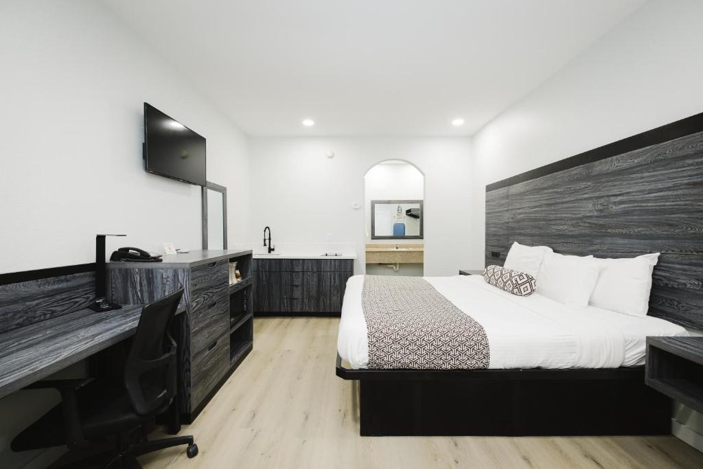 Sapphire Inn and Suites image