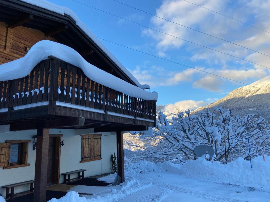 Chalet Pres des Cimes ski-in ski-out photo 1