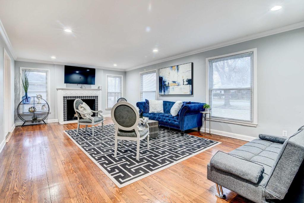 Luxurious Detroit Home - Walk to Golf and Park! photo 2
