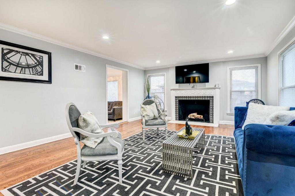 Luxurious Detroit Home - Walk to Golf and Park! photo 3