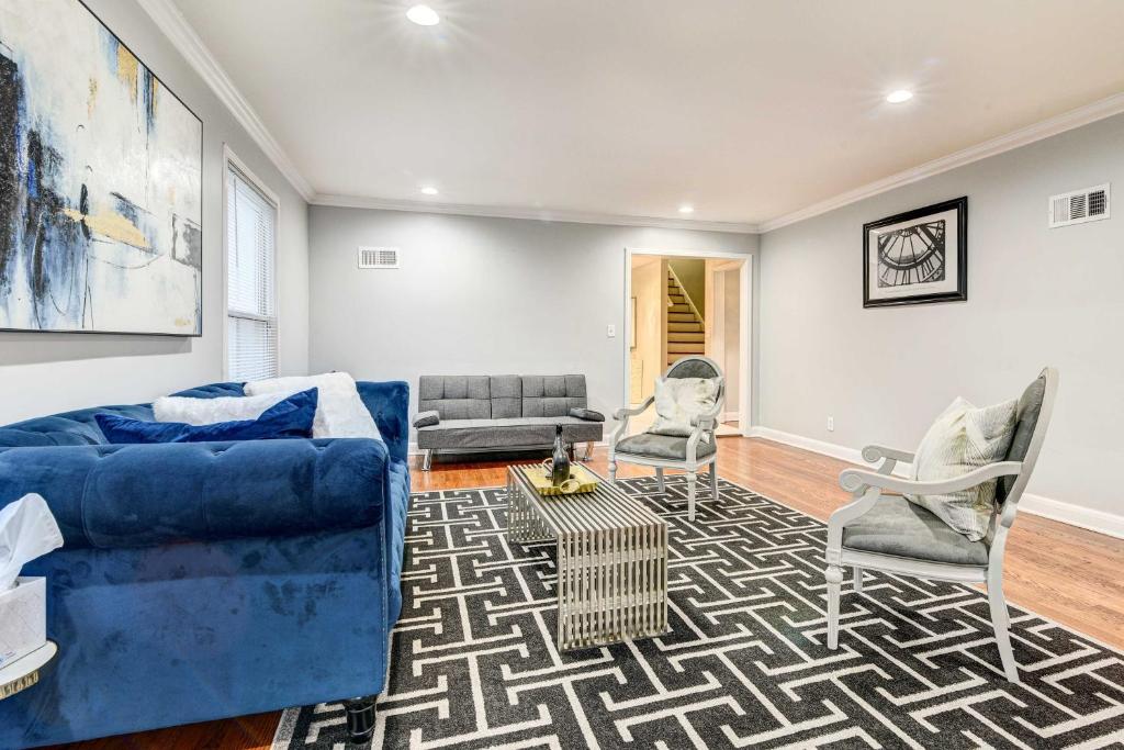 Luxurious Detroit Home - Walk to Golf and Park! photo 4