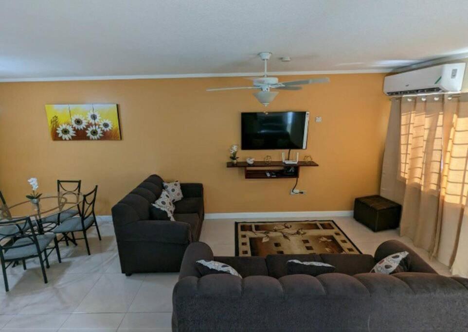 Comfy Seascape Retreat near Kingston Airport photo 1