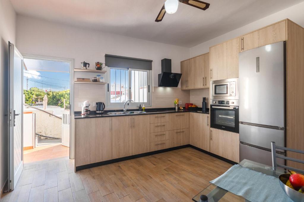Family home with stunning sea views! photo 4